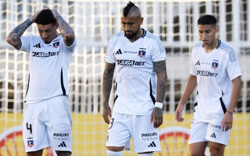 Los jugadores de Colo-Colo lamentando una derrota.