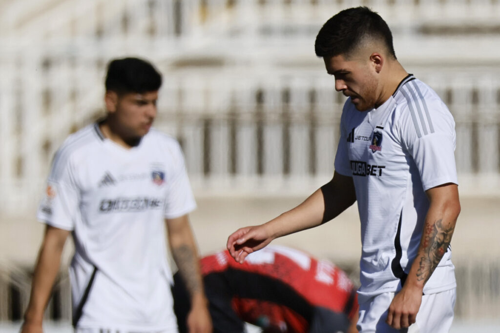 Jugadores de Colo-Colo cabizbajos.