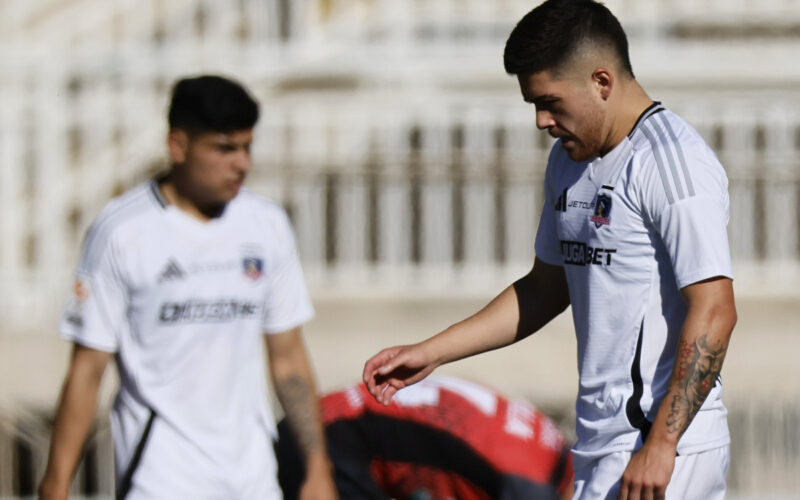 Jugadores de Colo-Colo cabizbajos.