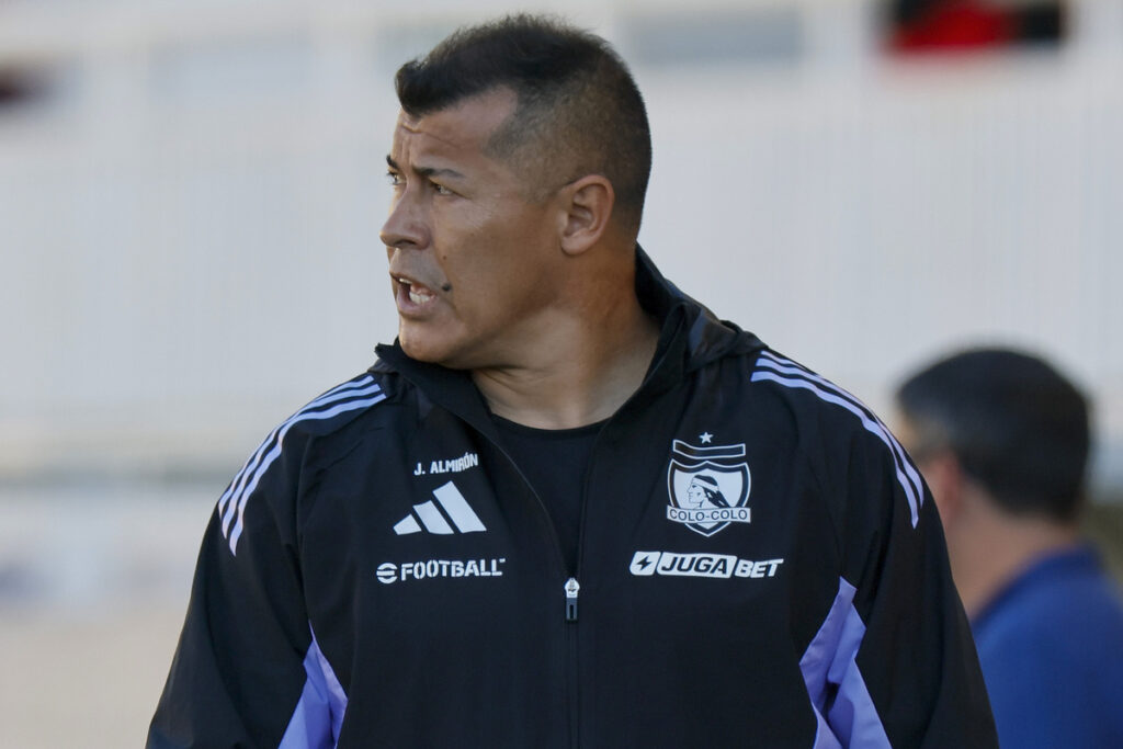 Primer plano de Jorge Almirón con indumentaria de Colo-Colo.