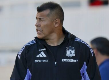Primer plano de Jorge Almirón con indumentaria de Colo-Colo.