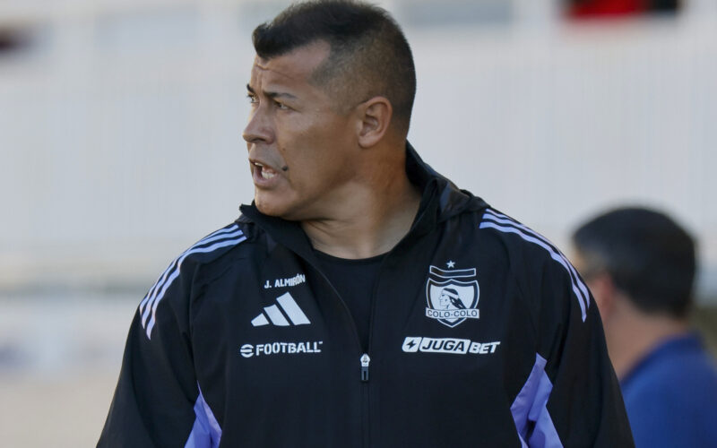 Primer plano de Jorge Almirón con indumentaria de Colo-Colo.