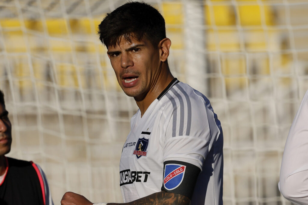 Esteban Pavez con la camiseta de Colo-Colo y la jineta de capitán.