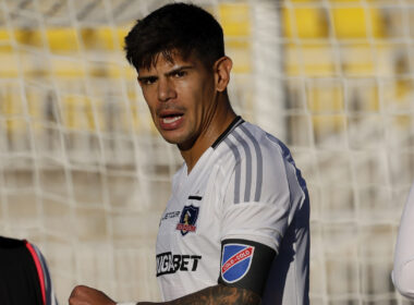 Esteban Pavez con la camiseta de Colo-Colo y la jineta de capitán.