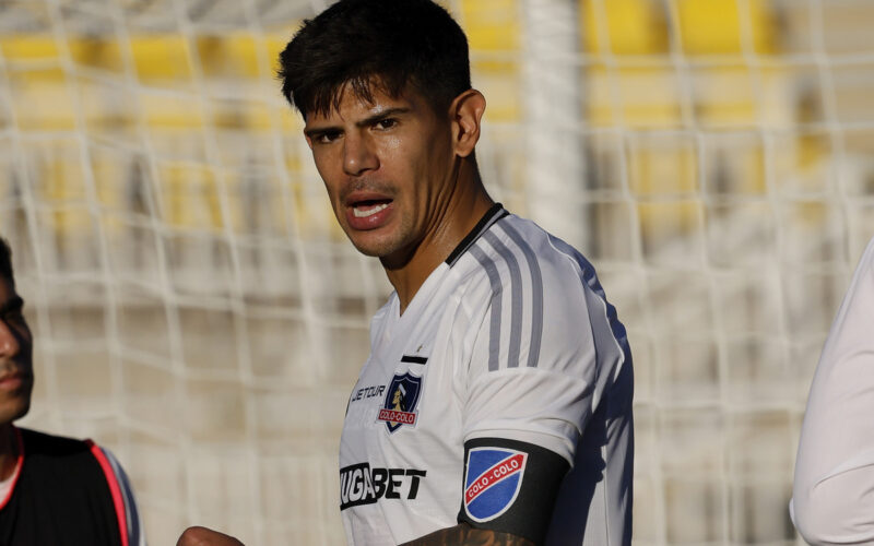 Esteban Pavez con la camiseta de Colo-Colo y la jineta de capitán.