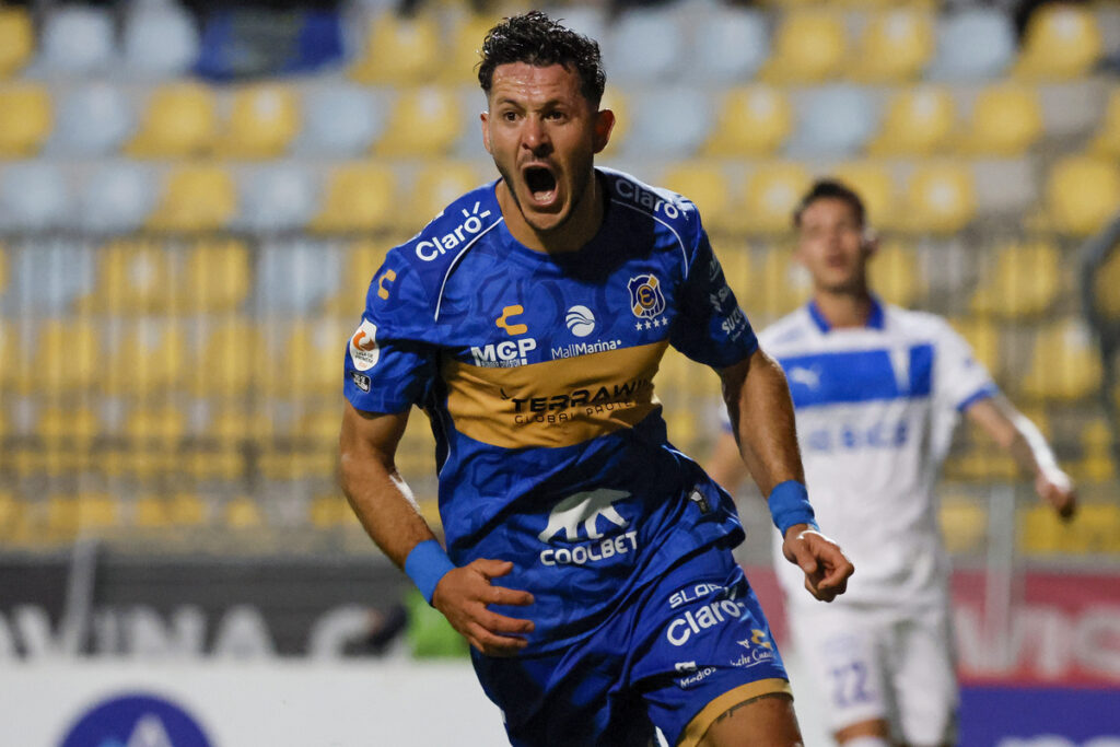 Ramiro González celebrando un gol por Everton frente a Universidad Católica en Copa Chile.