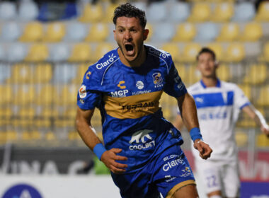 Ramiro González celebrando un gol por Everton frente a Universidad Católica en Copa Chile.
