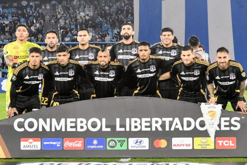 Formación de Colo-Colo ante Racing.
