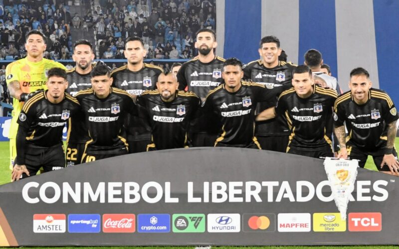 Formación de Colo-Colo ante Racing.