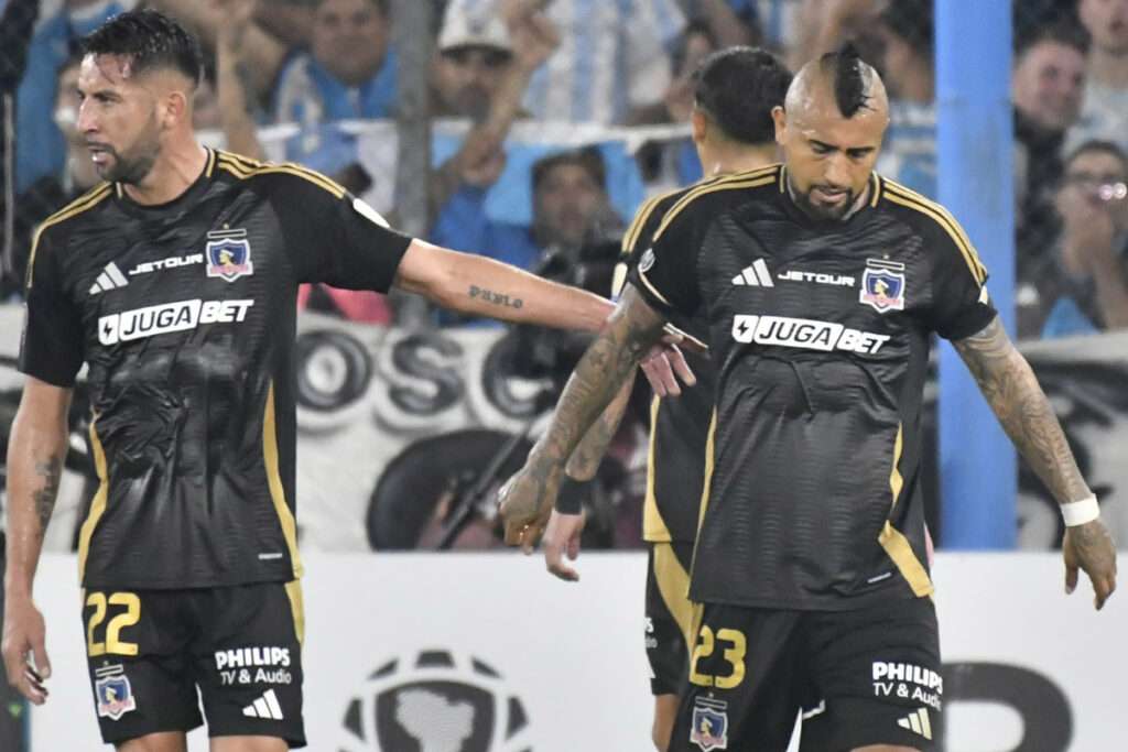 Jugadores de Colo-Colo cabizbajos en partido con Racing Club en Copa Libertadores.