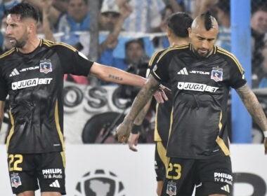 Jugadores de Colo-Colo cabizbajos en partido con Racing Club en Copa Libertadores.