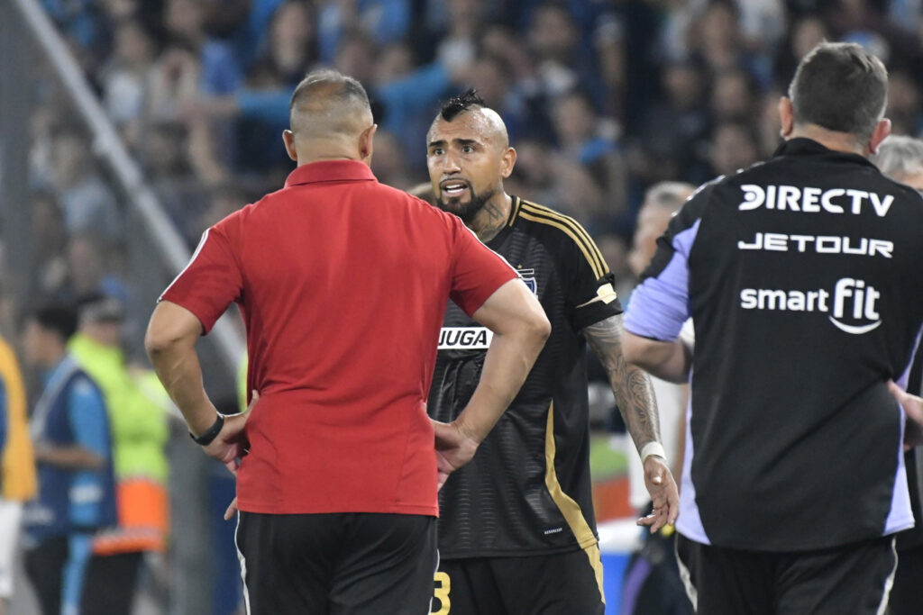 Futbol, Racing vs Colo Colo.
Fase de grupos, Copa Libertadores 2025.
El jugador de Colo Colo Arturo Vidal es fotografiado con Jorge Almirón durante el partido de copa libertadores por el grupo E contra Racing disputado en el estadio Presidente Peron en Buenos Aires, Argentina.
14/05/2024
Fotobaires/Photosport

Football, Racing vs Colo Colo.
Group stage, Copa Libertadores 2025.
Colo Colo’s player Arturo Vidal is pictured during the copa libertadores match for group E against Racing at the Presidente Peron stadium in Buenos Aires, Argentina.
14/05/2024
Fotobaires/Photosport