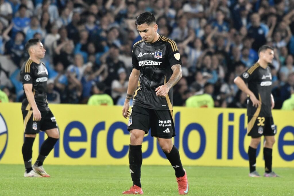 Los jugadores de Colo-Colo lamentan su eliminación de Copa Libertadores.
