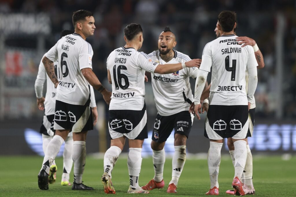 Jugadores de Colo-Colo repartiéndose instrucciones.