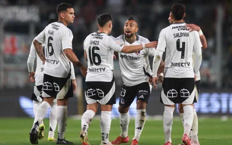 Jugadores de Colo-Colo durante un partido en el Estadio Monumental.
