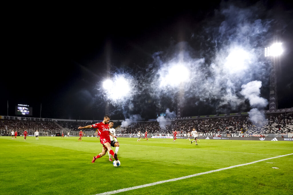 Futbol, Colo Colo vs Nublense Fecha 11, Liga de Primera 2025. El jugador de Nublense Gonzalo Sosa, izquierda, disputa el balon con Daniel Gutierrez de Colo Colo durante el partido de primera division disputado en el Estadio Monumental Davis Arellano, en Santiago de Chile. 19/05/2025 Pepe Alvujar/Photosport Football, Colo Colo vs Nublense 11th turn, Division League 2025. Nublense’s player Gonzalo Sosa, left, vies for the ball against Daniel Gutierrez of Colo Colo during the first division match at the Monumental Davis Arellano Stadium, in Santiago, Chile. 19/05/2025 Pepe Alvujar/Photosport. Informe arbitral fuegos artificiales.
