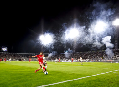 Futbol, Colo Colo vs Nublense Fecha 11, Liga de Primera 2025. El jugador de Nublense Gonzalo Sosa, izquierda, disputa el balon con Daniel Gutierrez de Colo Colo durante el partido de primera division disputado en el Estadio Monumental Davis Arellano, en Santiago de Chile. 19/05/2025 Pepe Alvujar/Photosport Football, Colo Colo vs Nublense 11th turn, Division League 2025. Nublense’s player Gonzalo Sosa, left, vies for the ball against Daniel Gutierrez of Colo Colo during the first division match at the Monumental Davis Arellano Stadium, in Santiago, Chile. 19/05/2025 Pepe Alvujar/Photosport. Informe arbitral fuegos artificiales.