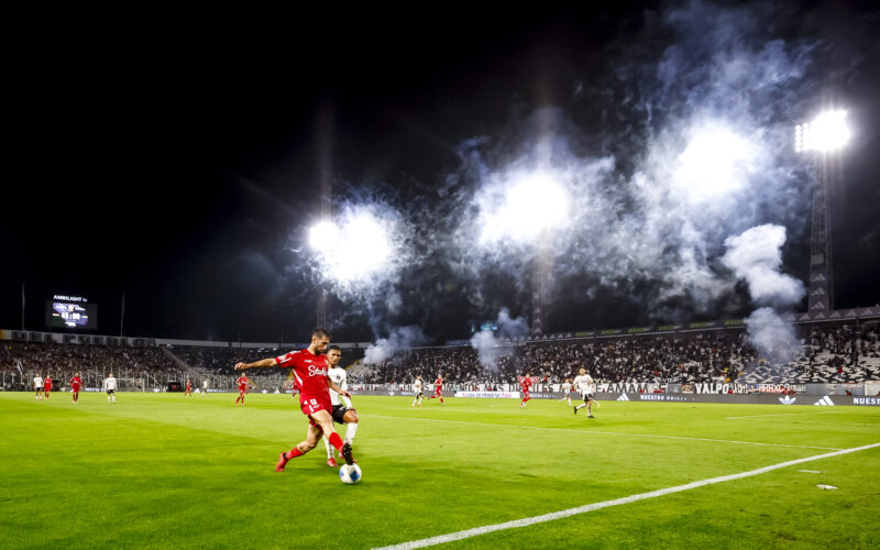 Futbol, Colo Colo vs Nublense Fecha 11, Liga de Primera 2025. El jugador de Nublense Gonzalo Sosa, izquierda, disputa el balon con Daniel Gutierrez de Colo Colo durante el partido de primera division disputado en el Estadio Monumental Davis Arellano, en Santiago de Chile. 19/05/2025 Pepe Alvujar/Photosport Football, Colo Colo vs Nublense 11th turn, Division League 2025. Nublense’s player Gonzalo Sosa, left, vies for the ball against Daniel Gutierrez of Colo Colo during the first division match at the Monumental Davis Arellano Stadium, in Santiago, Chile. 19/05/2025 Pepe Alvujar/Photosport. Informe arbitral fuegos artificiales.