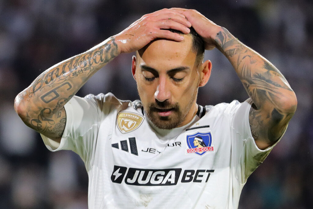 Primer plano de Javier Correa lamentándose durante un partido de Colo-Colo.