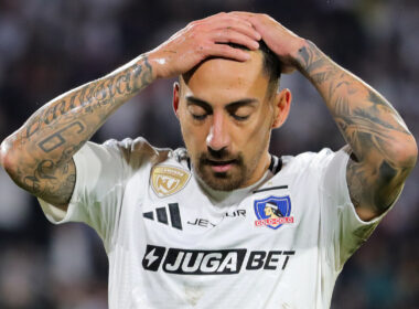 Primer plano de Javier Correa lamentándose durante un partido de Colo-Colo.