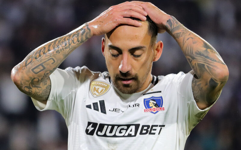 Primer plano de Javier Correa lamentándose durante un partido de Colo-Colo.