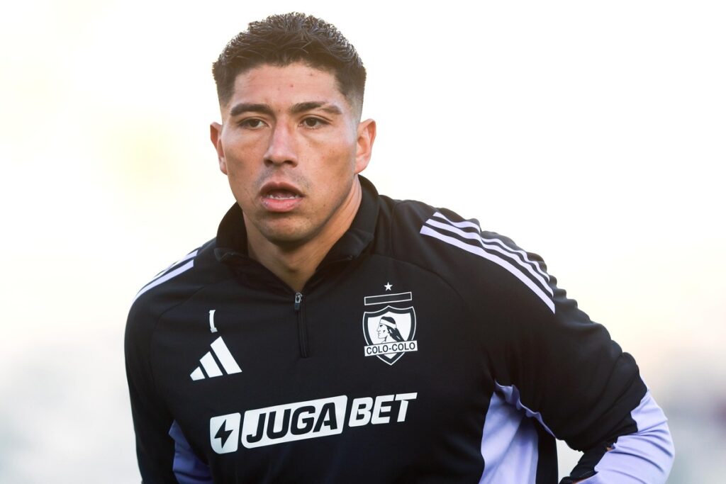 Primer plano de Brayan Cortés vistiendo indumentaria de Colo-Colo.