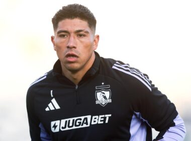 Primer plano de Brayan Cortés vistiendo indumentaria de Colo-Colo.