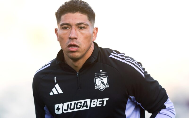 Primer plano de Brayan Cortés vistiendo indumentaria de Colo-Colo.