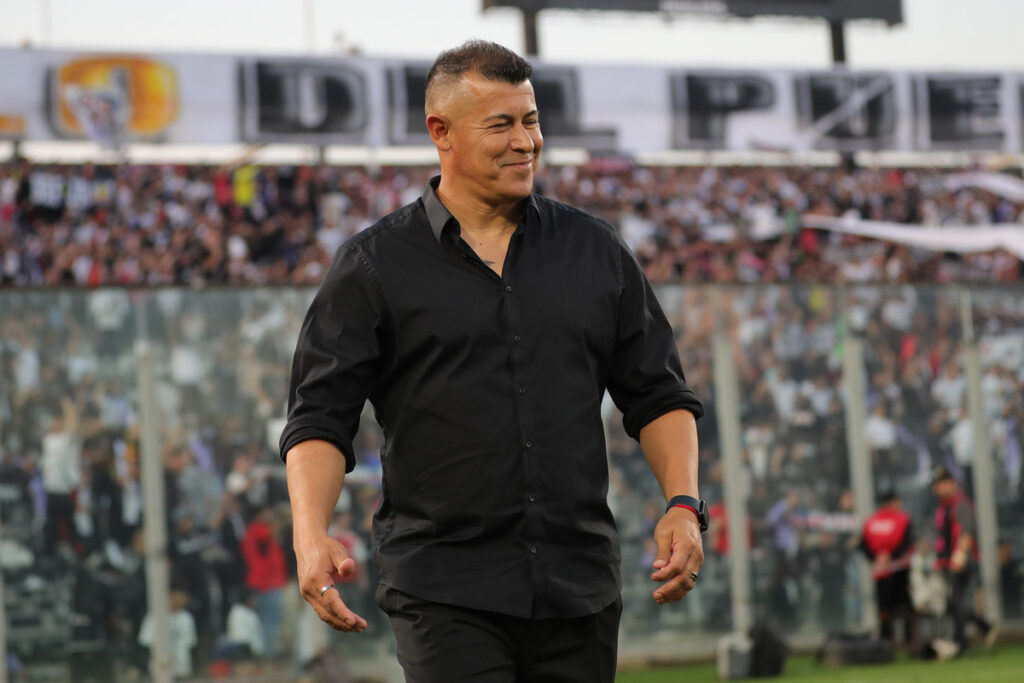 Jorge Almirón sonriendo en el Estadio Monumental.
