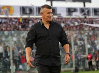 Jorge Almirón sonriendo en el Estadio Monumental.