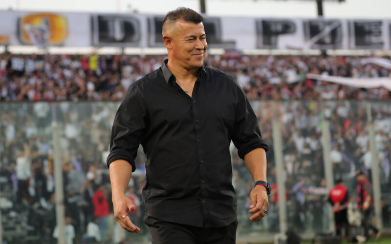 Jorge Almirón sonriendo en el Estadio Monumental.