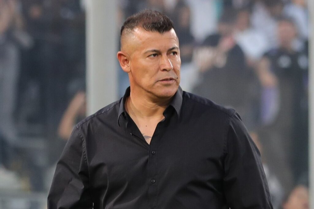 Jorge Almirón en el partido ante Unión Española.