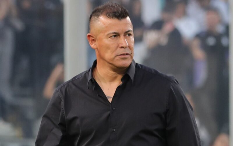Jorge Almirón en el partido ante Unión Española.