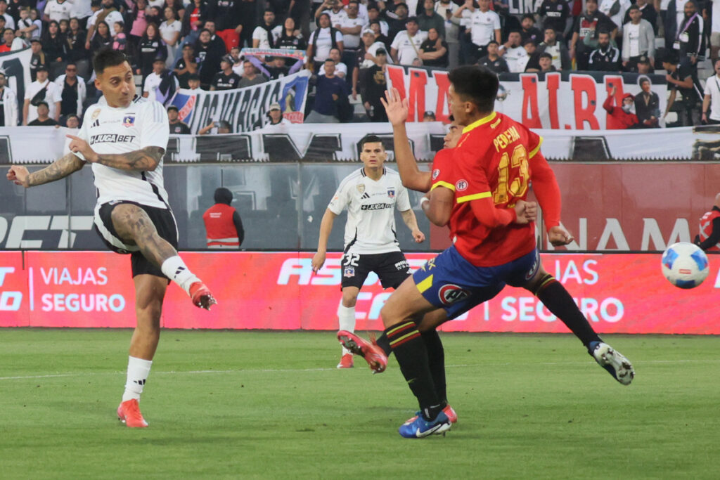 Javier Correa anotando un gol en duelo de Colo-Colo vs Unión Española.