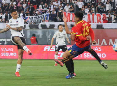 Javier Correa anotando un gol en duelo de Colo-Colo vs Unión Española.