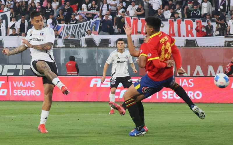 Javier Correa anotando un gol en duelo de Colo-Colo vs Unión Española.