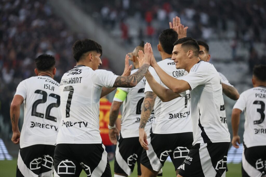 Cepeda y Marchant celebrando un gol.