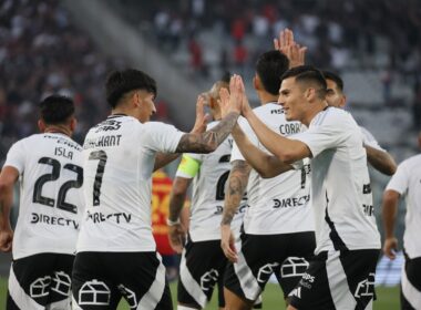 Cepeda y Marchant celebrando un gol.