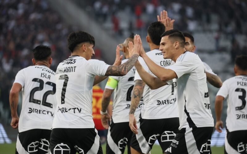 Cepeda y Marchant celebrando un gol.