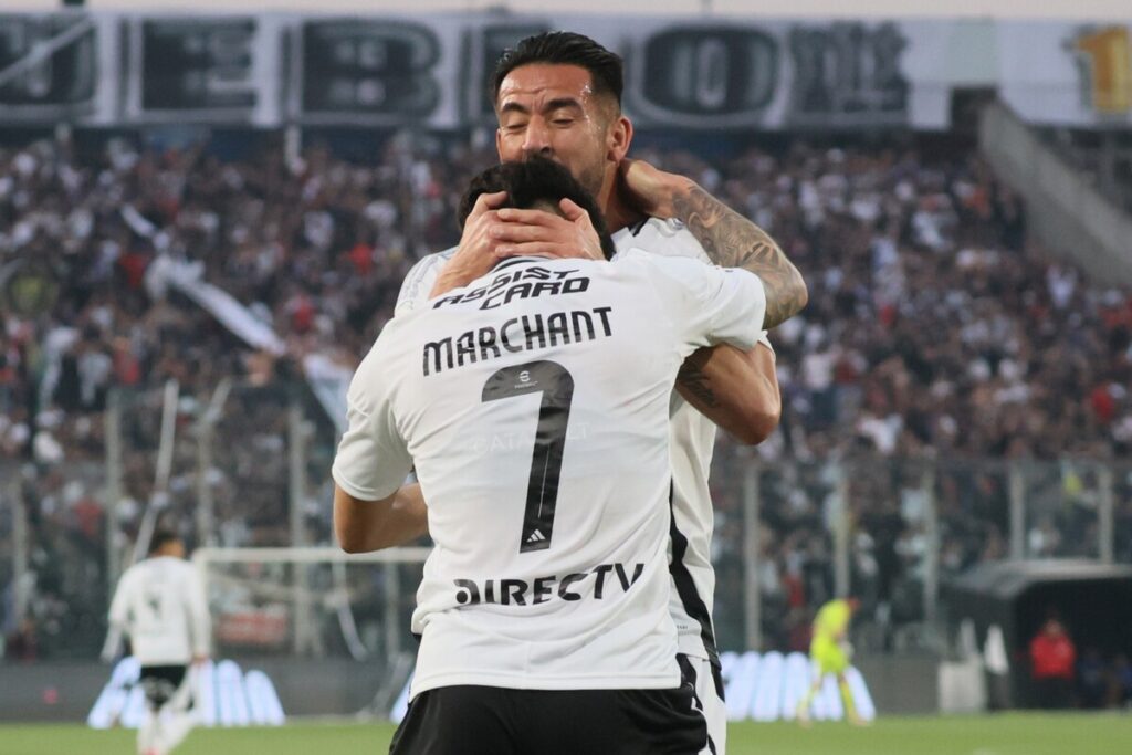 Mauricio Isla celebra con Marchant.