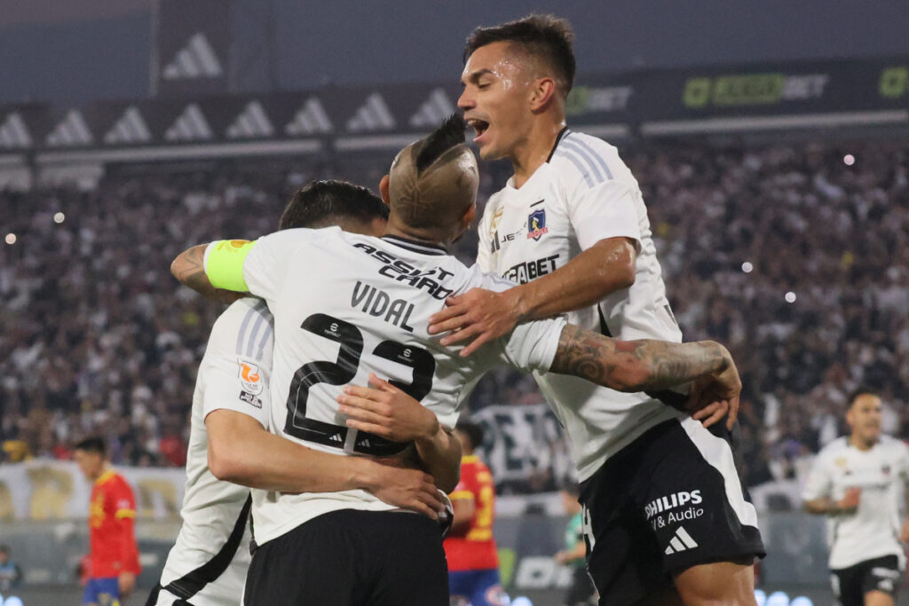 Jugadores de Colo-Colo celebrando un gol frente a Unión Española.