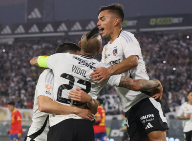 Jugadores de Colo-Colo celebrando un gol frente a Unión Española.