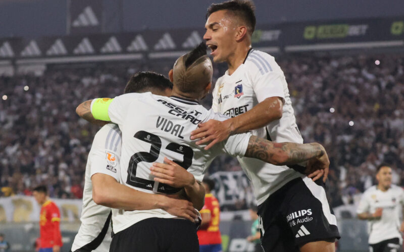 Jugadores de Colo-Colo celebrando un gol frente a Unión Española.