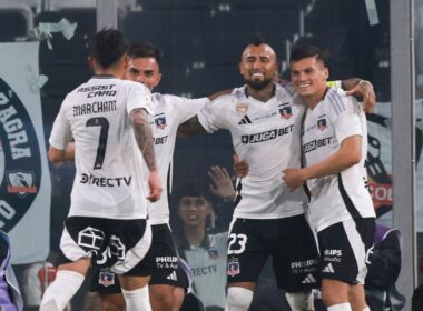 Jugadores de Colo-Colo celebran un gol.