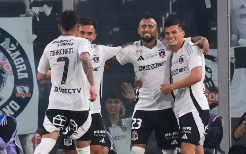 Jugadores de Colo-Colo celebran un gol.