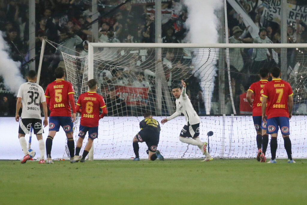 Claudio Aquino celebrando su gol por Colo-Colo frente a Unión Española.