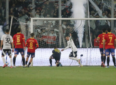 Claudio Aquino celebrando su gol por Colo-Colo frente a Unión Española.