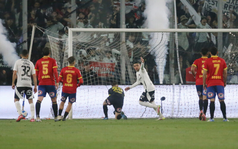 Claudio Aquino celebrando su gol por Colo-Colo frente a Unión Española.