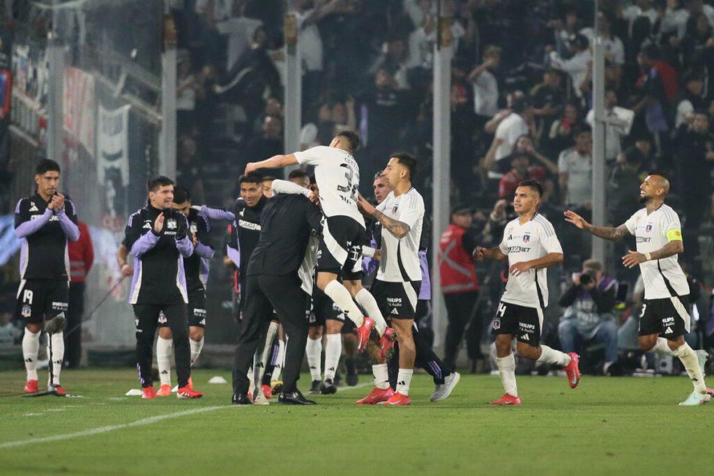 Jugadores de Colo-Colo celebrando junto a Jorge Almirón un gol frente a Unión Española.