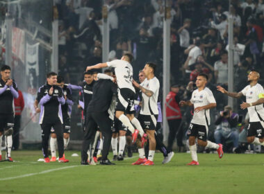 Jugadores de Colo-Colo celebrando junto a Jorge Almirón un gol frente a Unión Española.